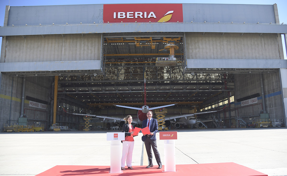 En la imagen, Marta Rivera de la Cruz, consejera de Cultura, Turismo y Deporte de la Comunidad de Madrid, y Javier Snchez-Prieto, presidente de Iberia, durante la firma en las instalaciones de La Muoza de la aerolnea.